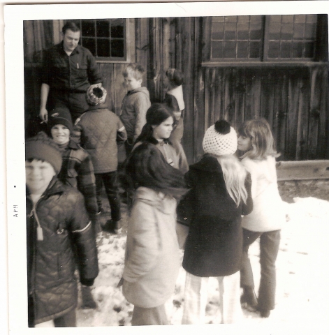 1971 Fales School trip to Old Sturbridge Village. (Remember the rings made of old nails?)
L-R: D.Montgomery, K.Given, Bus driver, Unknown?, A.Thompson, Jane Steck, unknown boy, unknown girl in front, Judy Savage (white hat)???, Patty Allaire???
